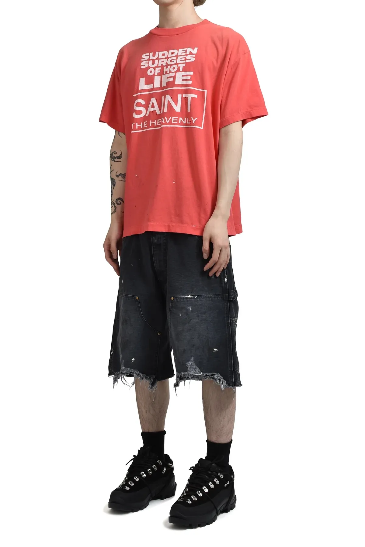 SAINT Mxxxxxx DOUBLE KNEE SHORTS/BLK Knee patches splashed with ink, washed and damaged denim shorts. Washed black S-XL. Custom woven and dyed denim denim with clear texture. Rewashed and faded to create local mottled fading/hole effects. Artificial distressing to simulate natural traces of wear. Original consistent damage treatment. Hand splashed ink and paint. Original consistent wash mark/pocket mark. Double knee patch. Rivet reinforcement. Improve functionality and enhance design.